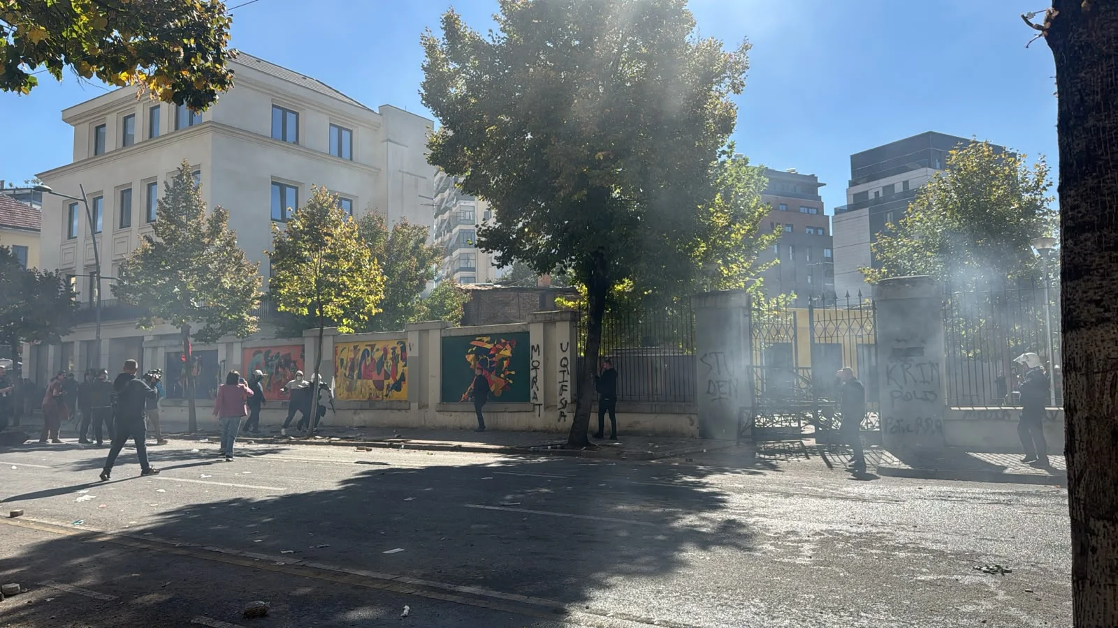 Policia shpërndan protestuesit me ujë me presion, lirohet rruga para Ministrisë së Arsimit