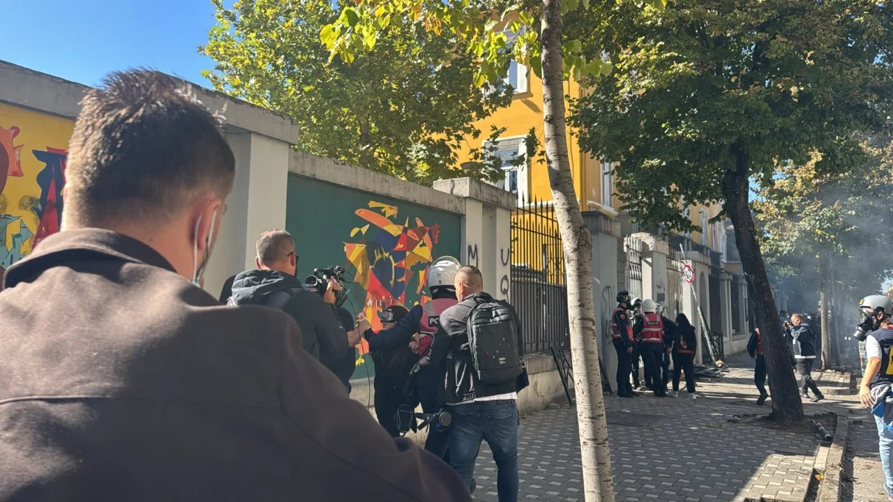 Protesta e studentëve në Tiranë, BE-ja kërkon respektim të të drejtave themelore dhe hetim për policët që ushtruan dhunë