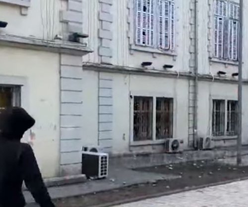 Situatë e tensionuar në Shkodër, studentët qëllojnë me gurë dhe thyejnë xhamat e Bashkisë