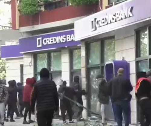 Protestuesit sulmojnë bankën e nivelit të dytë