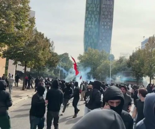 Protestuesit sulmojnë selinë e Partisë Socialiste, policia i zmbraps me gaz lotsjellës