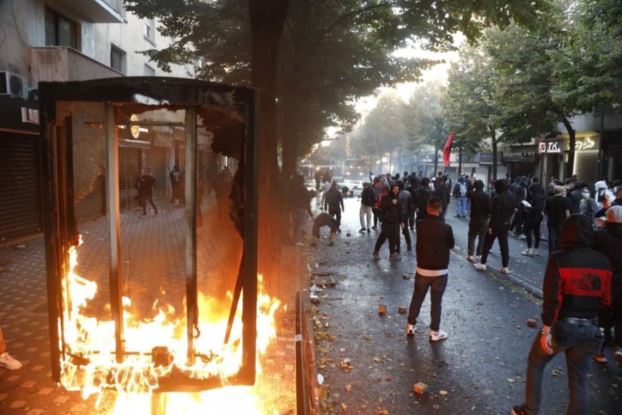 Protesta në Tiranë, 51 policë të plagosur dhe 65 protestues të arrestuar