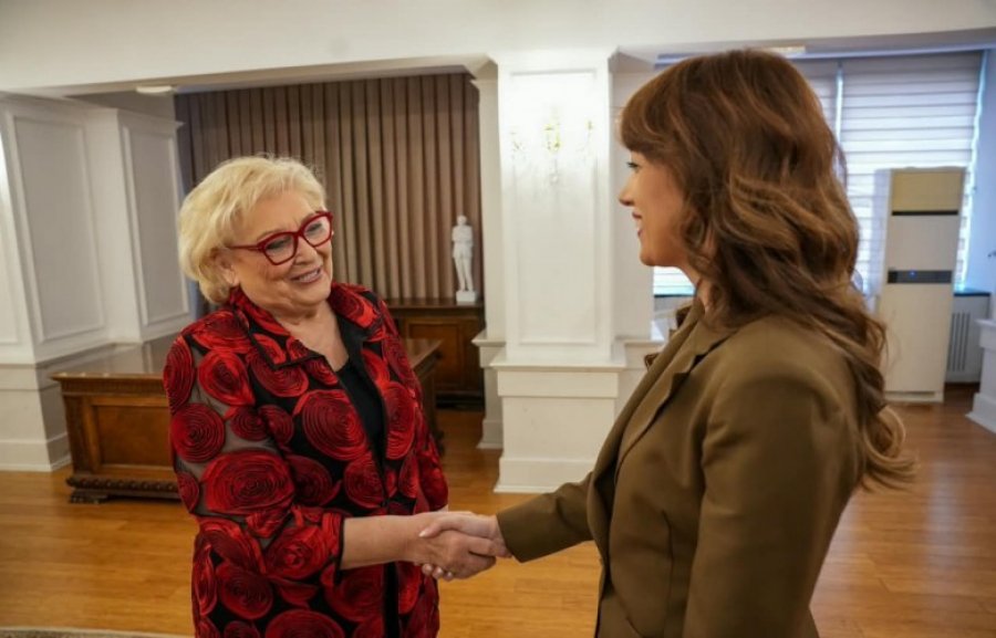Haxhiu e përcjell për dekretim te presidentja Ligjin për Dhomat e Specializuara