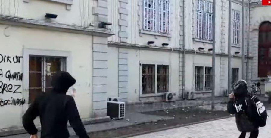Situatë e tensionuar në Shkodër, studentët qëllojnë me gurë dhe thyejnë xhamat e Bashkisë