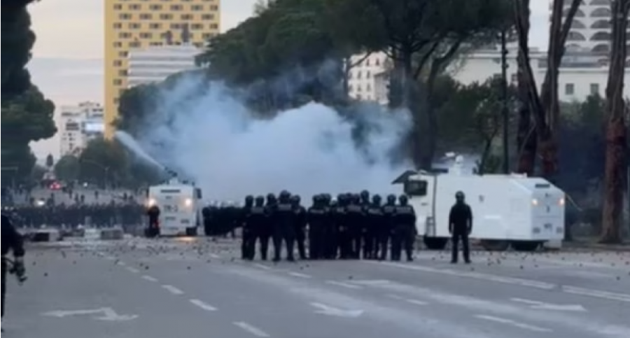 Shqipëri, 16 protestuesit e arrestuar dalin nesër para gjykatës