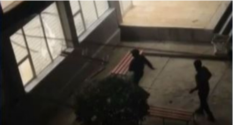 “Studentët” kundër studentëve, sulmohen konviktet në “Qytetin Studenti” [video]