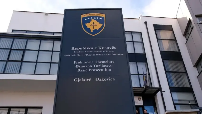 Prangoset i arratisuri që dyshohet se vodhi 8000 euro në një biznes në Gjakovë, prokuroria kërkon paraburgim