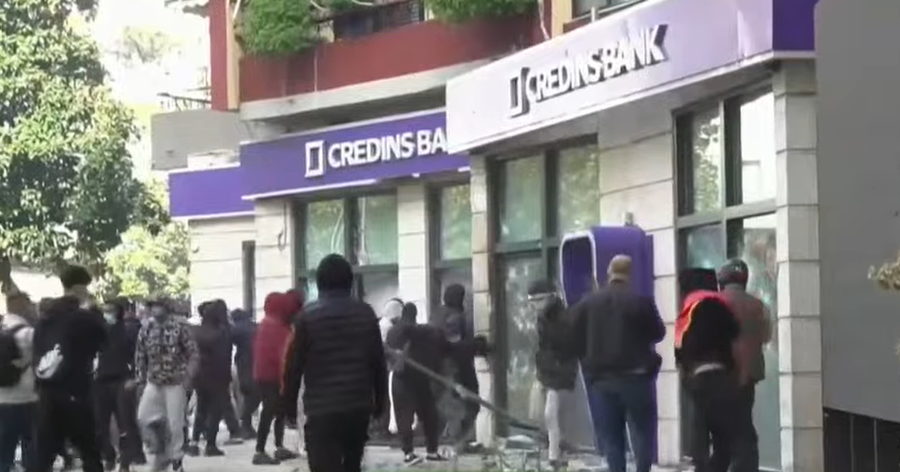 Protestuesit sulmojnë bankën e nivelit të dytë