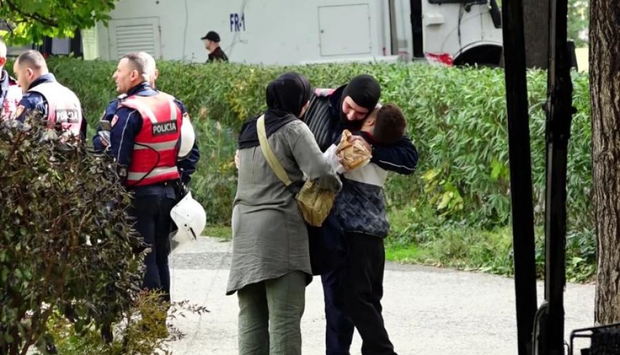 Familjarët i çojnë për të ngrënë policit në krye të detyrës, momenti kur fëmija i vogël e përqafon