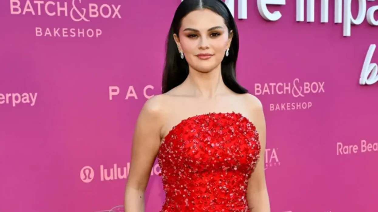 Selena Gomez tregon si të visheni me një ngjyrë nga koka te këmbët