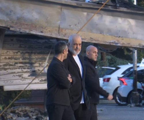 Rama inspekton dëmet në Tiranë pas protestave të dhunshme