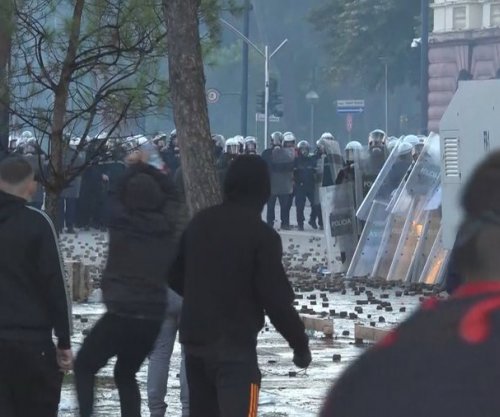 156 të lënduar nga protestat në Tiranë, mes tyre 97 policë dhe katër të mitur