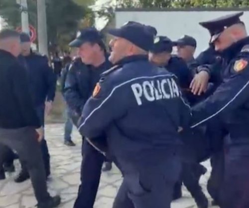 Polici i plagosur nga gurët e protestuesve në Tiranë i nënshtrohet operacionit 