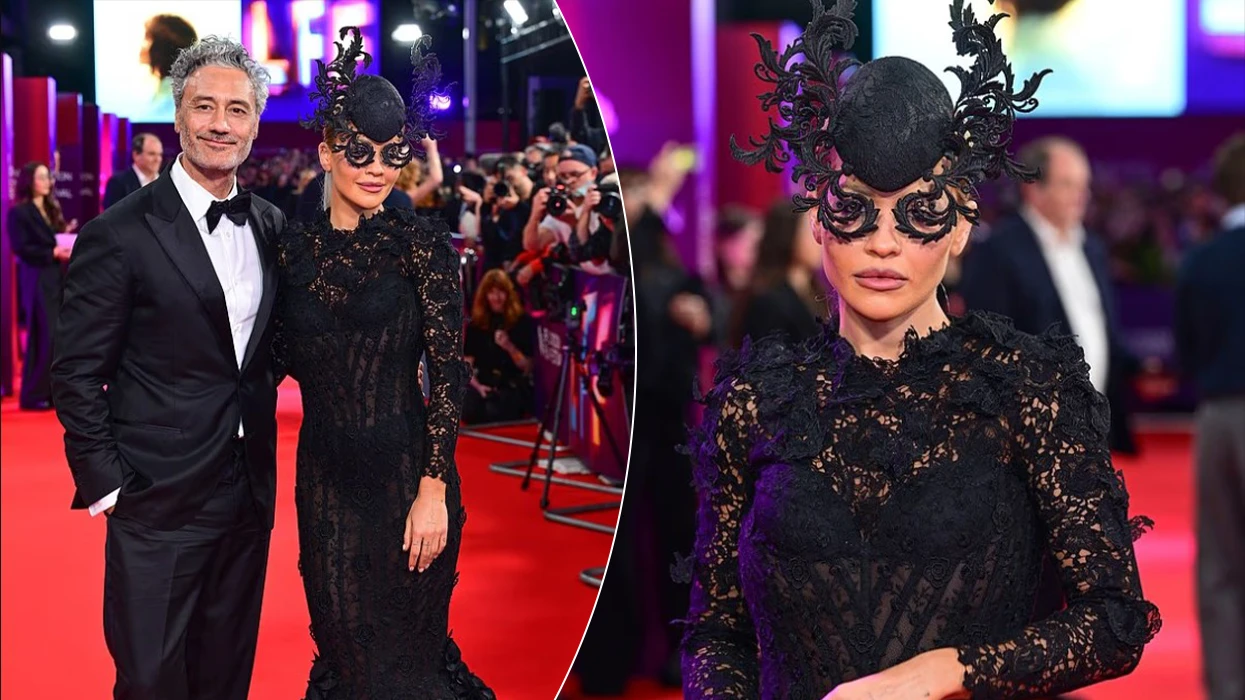 Rita Ora me fustan të zi transparent dhe mbulesë të madhe në kokë në premierën e filmit të bashkëshortit