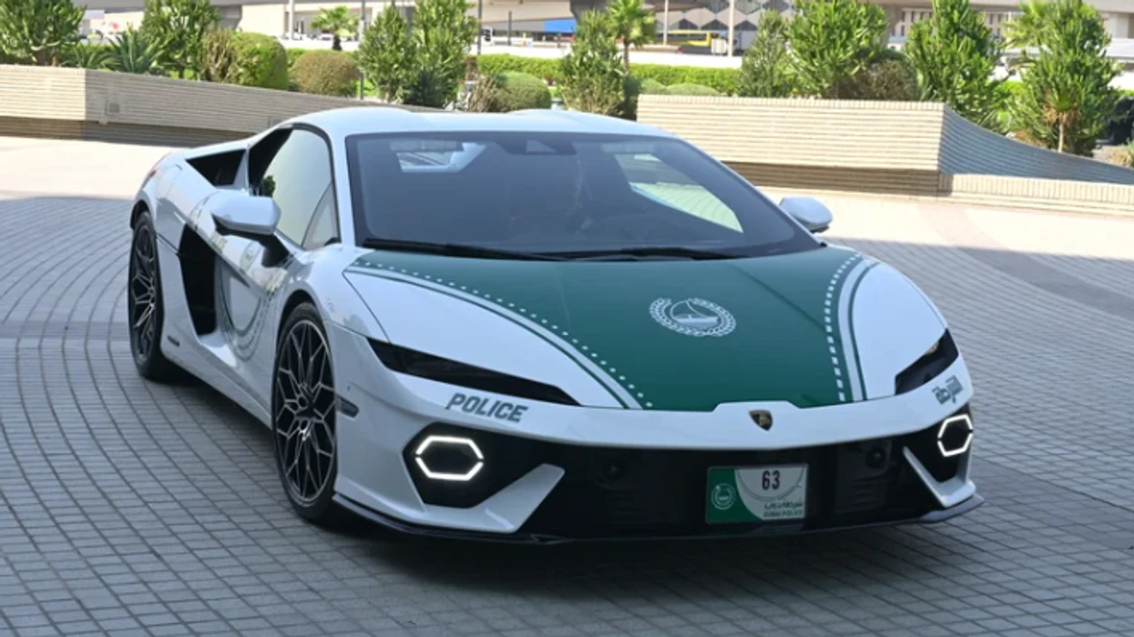 Policia e Dubait shton në flotën e saj një Lamborghini hibrid me 920 kuaj fuqi