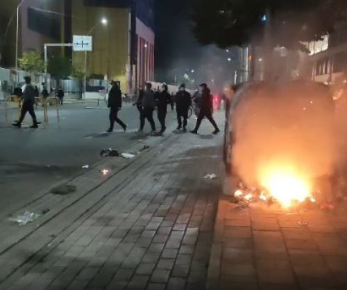 Boshatiset bulevardi, protestuesit nisin marshimin në rrugët e kryeqytetit, i vënë zjarrin koshave të mbeturinave