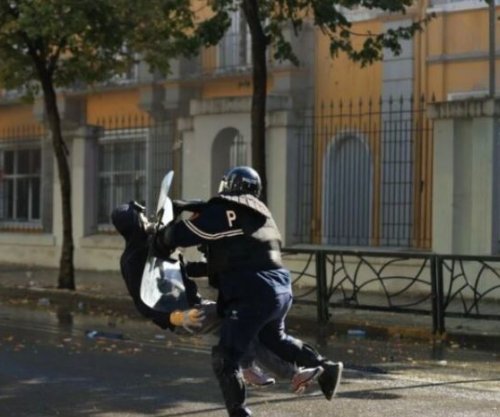 Tërhoqën zvarrë adoleshentin gjatë protestës, suspendohen dy policë në Shqipëri
