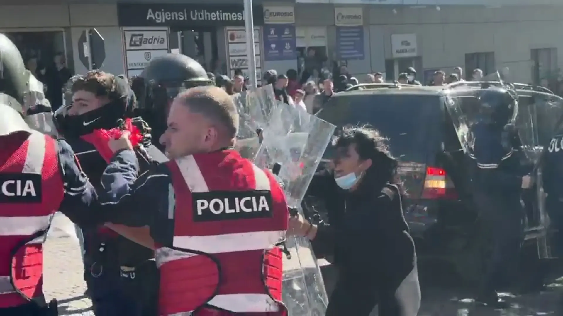 Tensione në Lezhë - Policia shoqëron një prej të rinjve, tentonte të thyente xhamat e makinave