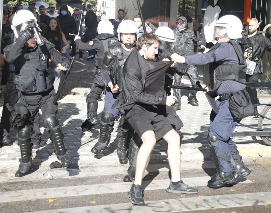 Gjykata cakton masën  Arrest në shtëpi  për studentin që u përlesh me gjashtë policë