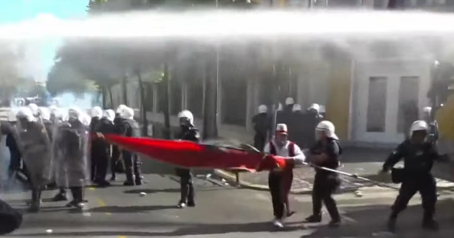 Tensionohet protesta e studentëve në Tiranë, policia shpërndan turmën me gaz lotsjellës