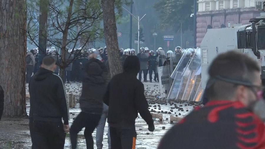 156 të lënduar nga protestat në Tiranë, mes tyre 97 policë dhe katër të mitur