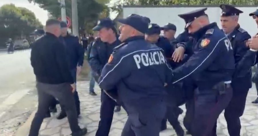 Polici i plagosur nga gurët e protestuesve në Tiranë i nënshtrohet operacionit