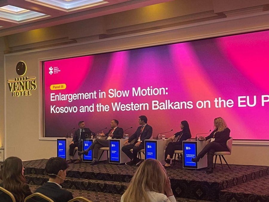 Zgjerimi i ngadalshëm i BE-së, në fokus të panelit të tretë të Samitit të Paqes dhe Demokracisë në Kosovë