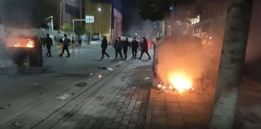 Boshatiset bulevardi, protestuesit nisin marshimin në rrugët e kryeqytetit, i vënë zjarrin koshave të mbeturinave