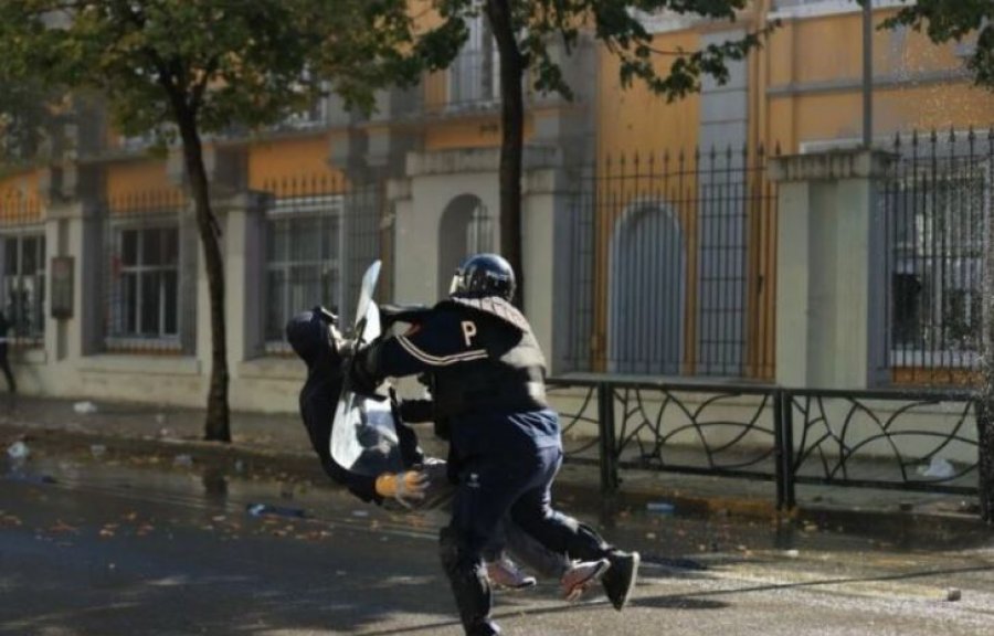 Tërhoqën zvarrë adoleshentin gjatë protestës, suspendohen dy policë në Shqipëri