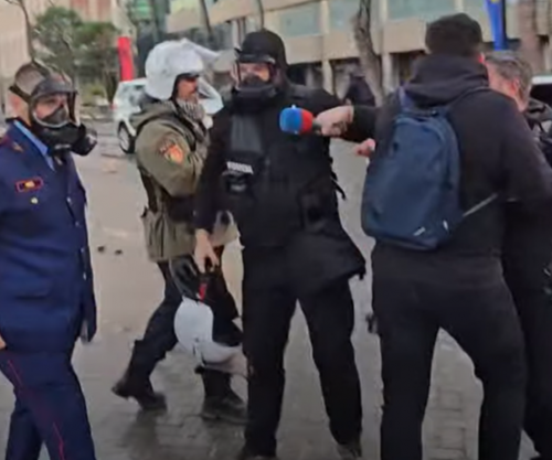 Gazetarët pengohen për të bërë pyetje nga persona të maskuar, reagon Asociacioni i Gazetarëve të Shqipërisë [video] 