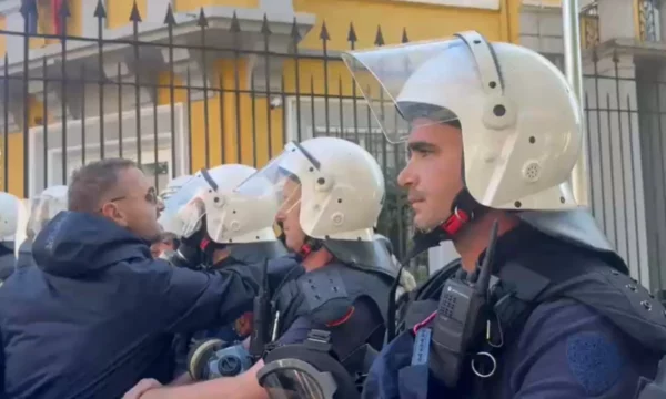 Protestuesit në Tiranë nisin marshimin drejt Ministrisë së Arsimit, autobotët me ujë në gatishmëri