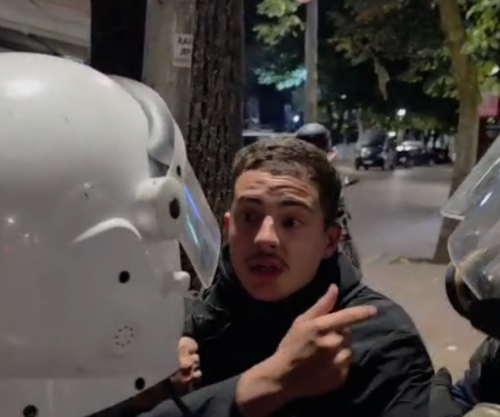 Policia rrethon të riun në Tiranë, humb ndjenjat pasi thotë se nuk ishte protestues [video] 