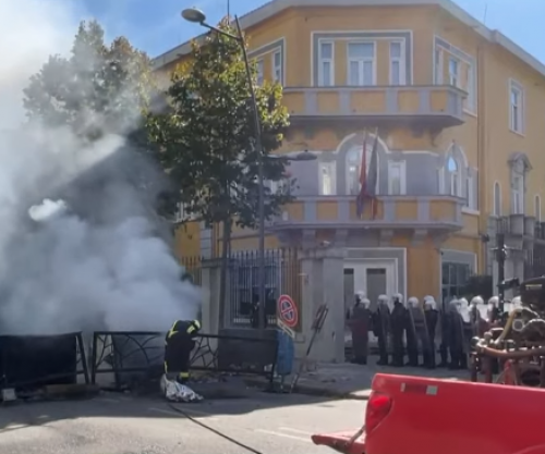 Nisin tensionet te ministria e Arsimit në Tiranë, studentët ndezin koshat e mbeturinave