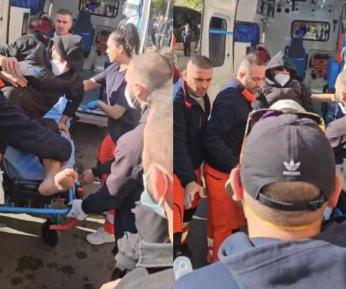 Tensionet te Ministria e Arsimit, transportohet me ambulancë edhe një protestues tjetër