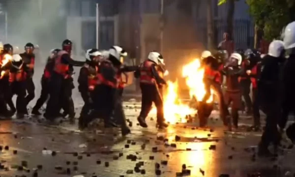 Një polic përfshihet në flakë pas hedhjes së molotovit, disa të tjerë mbeten të lënduar prej gurëve[video] 