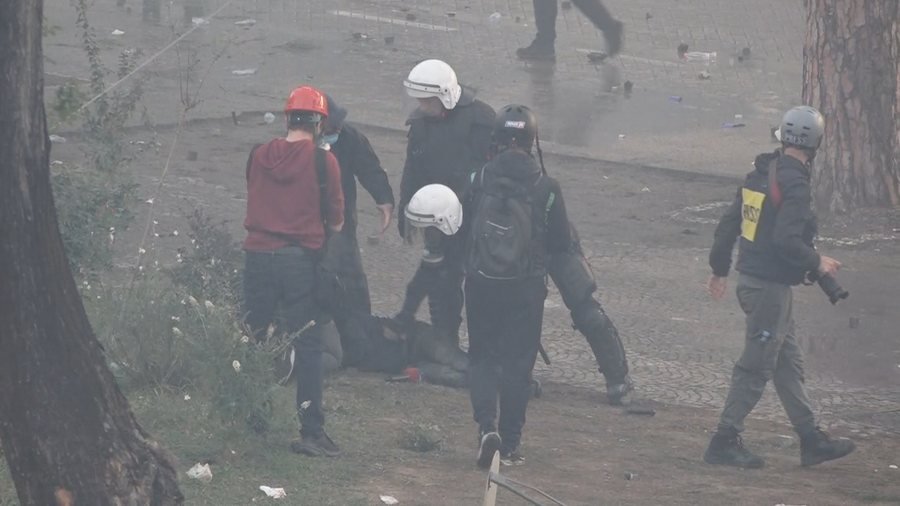 Policia nis aksionin kundër protestuesve, një person i plagosur në mes të bulevardit [video]