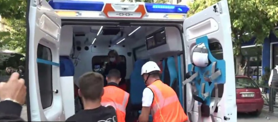 Ambulanca bllokohet në protestë   Reagon Qendra Kombëtare e Urgjencës  Pengimi i saj rrezikon jetën e qytetarëve  video 