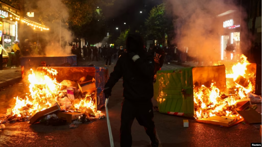 Vazhdojnë përplasjet mes protestuesve dhe policisë në Tiranë