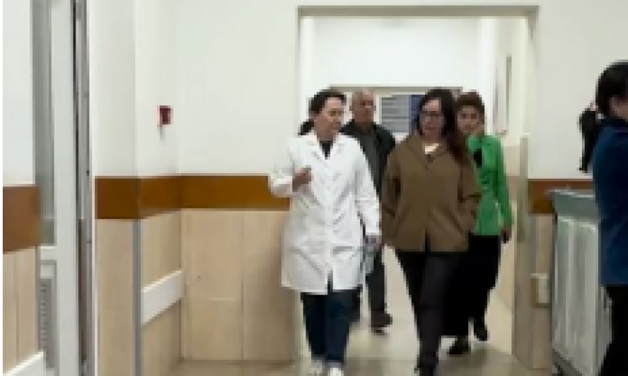 Ministrja e Shëndetësisë viziton të lënduarit te Trauma: Mirënjohje për ekipet mjekësore dhe infermierore [video]