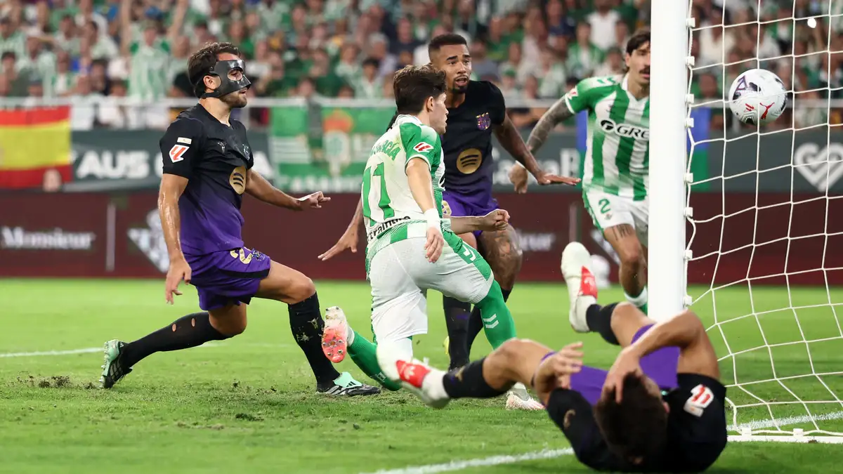 Eksperti i referimit shpërthen pas anulimit të golit të Betisit: “Ky nuk është futboll!”