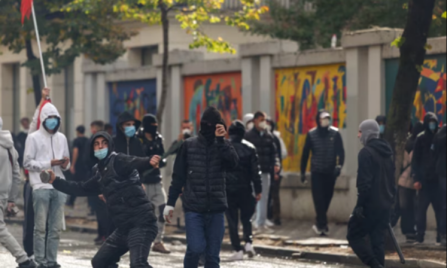 protestat-ne-shqiperi-deri-me-tani-207-persona-te-lenduar-mes-te-tyre-edhe-17-kalimtare