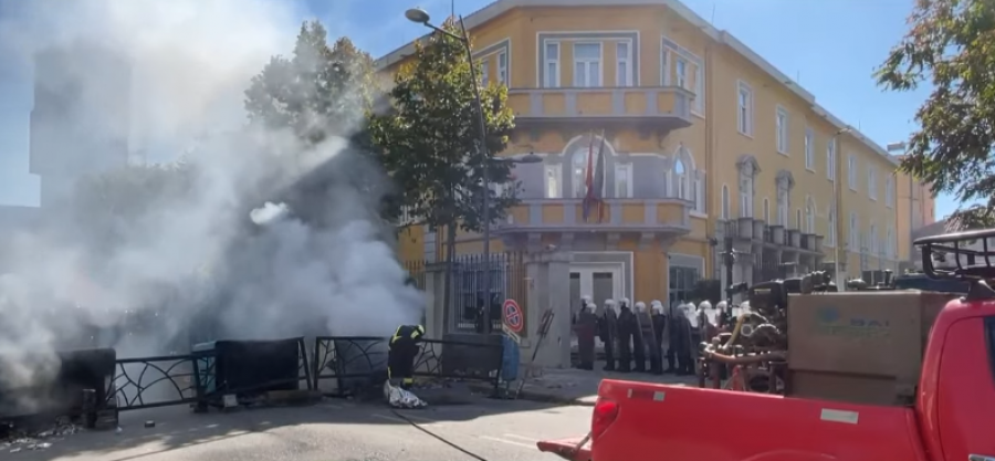 Nisin tensionet te ministria e Arsimit në Tiranë, studentët ndezin koshat e mbeturinave