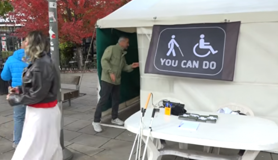 “Tenda e errët”, qytetarët në Prishtinë provojnë sfidat e personave të verbër përmes “Tendës së errët”