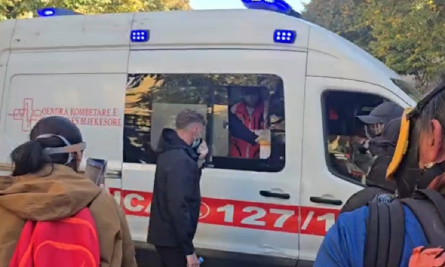 Protestuesi që humbi ndjenjat në sheshin e Tiranës flet me mjekët: Familjen nuk e kam këtu