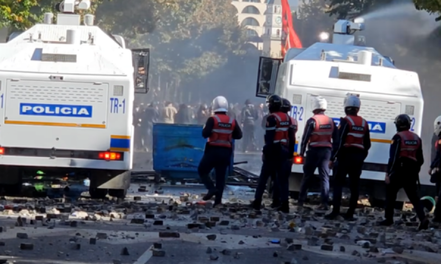 Mbyllet dita e 5-të e protestave – Bilanci rëndohet në 59 të lënduar, mes tyre 34 policë, 21 protestues dhe 4 kalimtarë