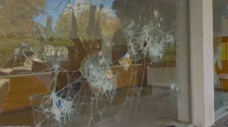 Përshkallëzohet protesta në Durrës  thyhen xhamat e Postës