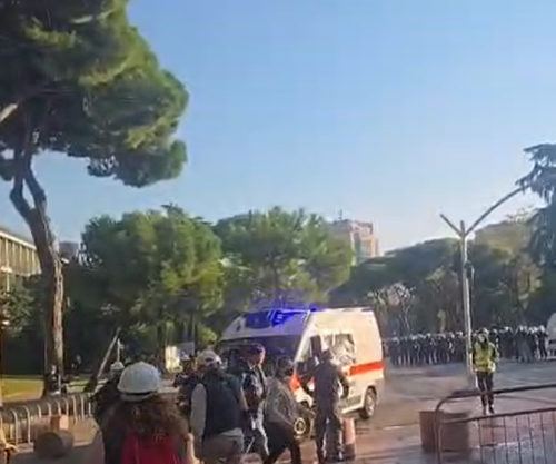 Ministria e Shëndetësisë: Tre persona të lënduar gjatë protestës, mes tyre një 15-vjeçar