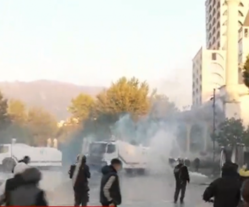 Tensione pranë Ministrisë së Brendshme, protestuesit hedhin molotovë drejt policisë