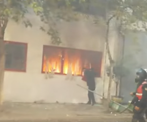 Tensione në protestë, i vihet flaka një Komisariati - protestuesit mësyjnë godinën
