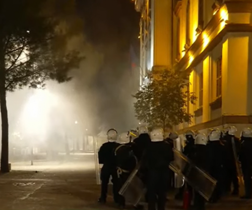 Përshkallëzohet protesta në Tiranë, flakët përfshijnë edhe Ministrinë e Brendshme